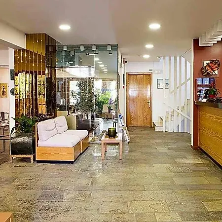 Stefanakis & Hotel Vári