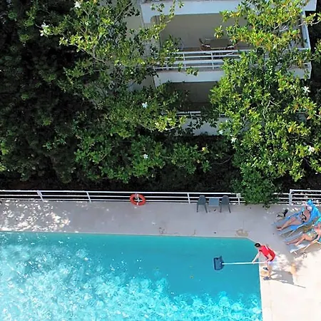 Stefanakis & Hotel Vári