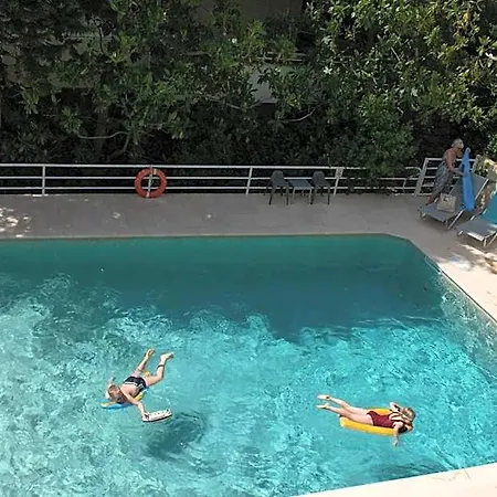 Stefanakis & Hotel Vári