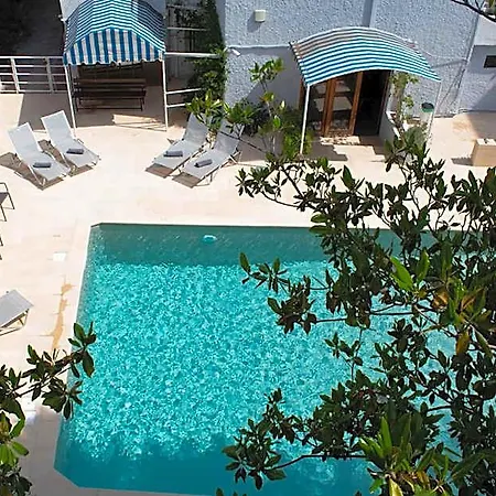 Stefanakis & Hotel Vári